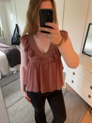 Rosa volangblus med v-ringning - Super söt rosa topp som tyvärr inte kommit till användning! Pris kan diskuteras och skriv gärna om ni har frågor 💓💓
