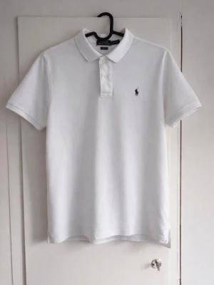 Ralph Lauren piké - Tjena! Jag säljer en riktigt snygg Ralph Lauren piké! Den är i mycket bra skick men den har några små hål som knappt syns☺️ Den är självklart äkta✅ Skicka om du har några frågor😁 Storlek Xl men passar S!