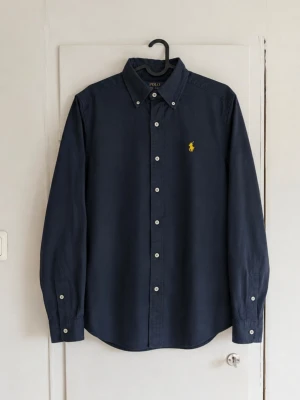 Ralph Lauren skjorta - Tjena! Jag säljer en riktigt snygg Ralph Lauren skjorta😄 Den är i mycket bra skick och har inga fläckar eller skador☺️ Den är självklart äkta✅ Skicka om du har några frågor😄
