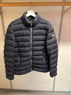Colmar jacka  - Hej! Säljer nu min jacka från märket Colmar, storlek 50/M, bra skick, hör av dig om du har frågor eller funderingar kring jackan :) 