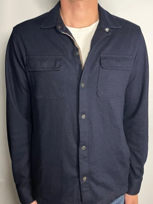 Massimo Dutti Overshirt  - 👕 Plagg:  Overshirt                                                                  📏 Storlek: M sitter som S                                                                🏷️ Märke/Modell: Massimo Dutti                                            ✨ Skick: Fint skick                                                      💬 Vid frågor är det bara att skriva!                                                                                          🛍️ Gramenti