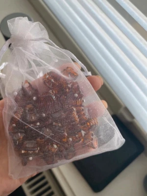 Minihårklämmor  - Minihårklämmor som jag köpte på min Ica. Säljes då mitt hår är för tjockt för den storleken så de funkar inte så som jag hade tänkt.   De är enbart testade.   Ska innehålla 50 st.