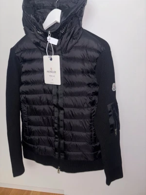 Moncler cardigan  storlek M men de påriktigt S för mer bilder skriv i dm  - Helt aldrig använd storlek M men är påriktigt storlek S  pris kan diskuteras 
