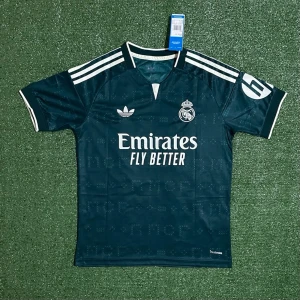Real Madrid 26/27 Tröja  - Hej, säljer denna snygga tröjan för ett riktigt bra pris. Skriv till om ni är intresserade eller har anadra funderingar kring tröjan!