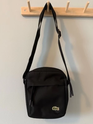 Lacoste Side Bag - Lacoste autentisk sidoväska