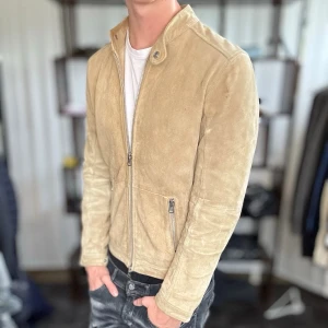 Human Scales mockajacka - Mycket fint skick, inga defekter. Nypris ca 3000kr. Modellen är 185 cm, 75 kg. Alltid billigare pris vid köp av flera varor‼️🙌Svarar alltid på frågor eller funderingar! 