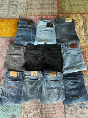 Bulk - Säljer en bulk med 11 par jeans i eftertraktade modeller och märken. 7 replay och 4 Nudie. Det är i storlekar från W28-W32. Kamma hem alla för 4000kr eller så kan du köpa var och en separat eller skapa gärna en bundle om du kikar in i min profil. Tveka inte på att höra av dig vid frågor🙌