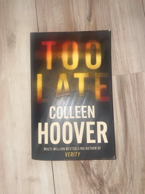 Too Late av Colleen Hoover - Boken är skriven av Colleen Hoover, känd för sina gripande berättelser. Perfekt för dig som gillar dramatik och starka känslor.💕💕 