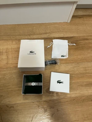 Lacoste Armband – Priset kan diskuteras – Kvitto finns  - Den är helt ny och har aldrig använts. Det är bara att skriva om det finns några frågor eller funderingar. Priset kan diskuteras. Kvitto Finns. Fraktar inom 24H
