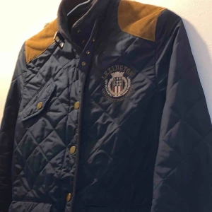  - Sjukt snygg jacka från lexington i marinblått, storlek s, använd fåtal gånger. Köparen står för frakten! 