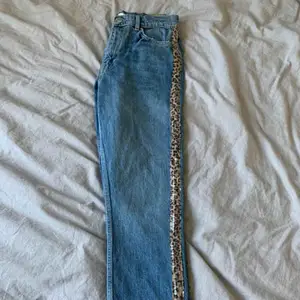 Galet fina jeans med leo-detalj på sidan från Gina tricot. Genomskinliga paljetter över leotyget vilket ger jeansen ytterligare en detalj😍 oanvända så dem är som nya! Skulle säga att dem passar en 36/38🤍 priset är inkl frakt. Pris kan diskuteras.