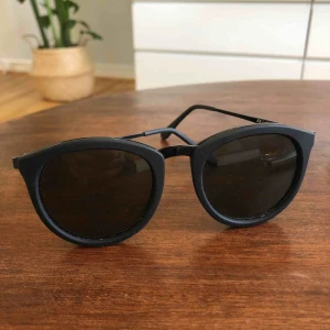  - Svarta solglasögon från Le Specs. Kan skicka bild på passform om så önskas. Kan mötas upp i Göteborg eller så skickar jag dom mot en fraktkostnad