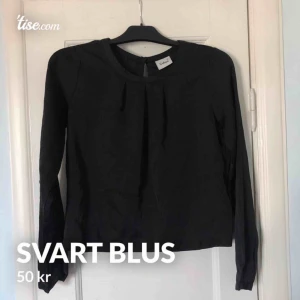  - En svart blus med öppning i ryggen, dm för fler bilder och eller frågor