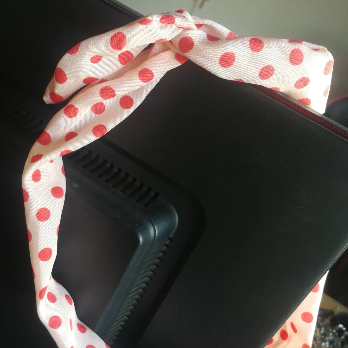 Hårband prickigt röd - 90