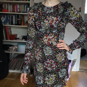 Klänning - Mönstrad fin klänning med volanger på ärmarna! Hör av dig för frågor💘