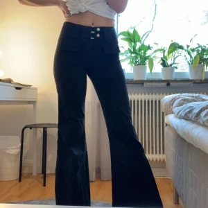  - Snygga flare byxor köpta second hand i Berlin. Tyvärr blivit försmå för mig, passar på 32-34. Lite stretchiga i midjan. Frakt +50kr.