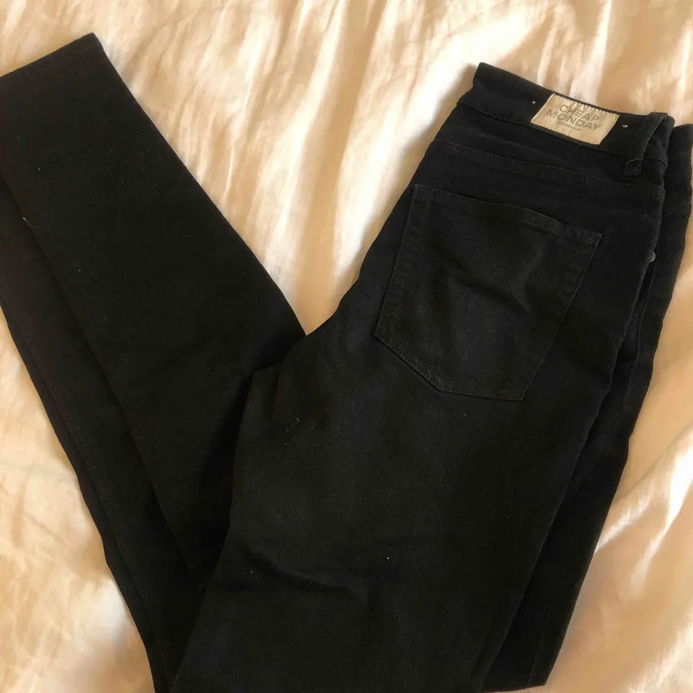 Svarta cheap monday byxor som sitter som ett extra hudlager, passar bra till allt och är stretchiga. . Jeans & Byxor.