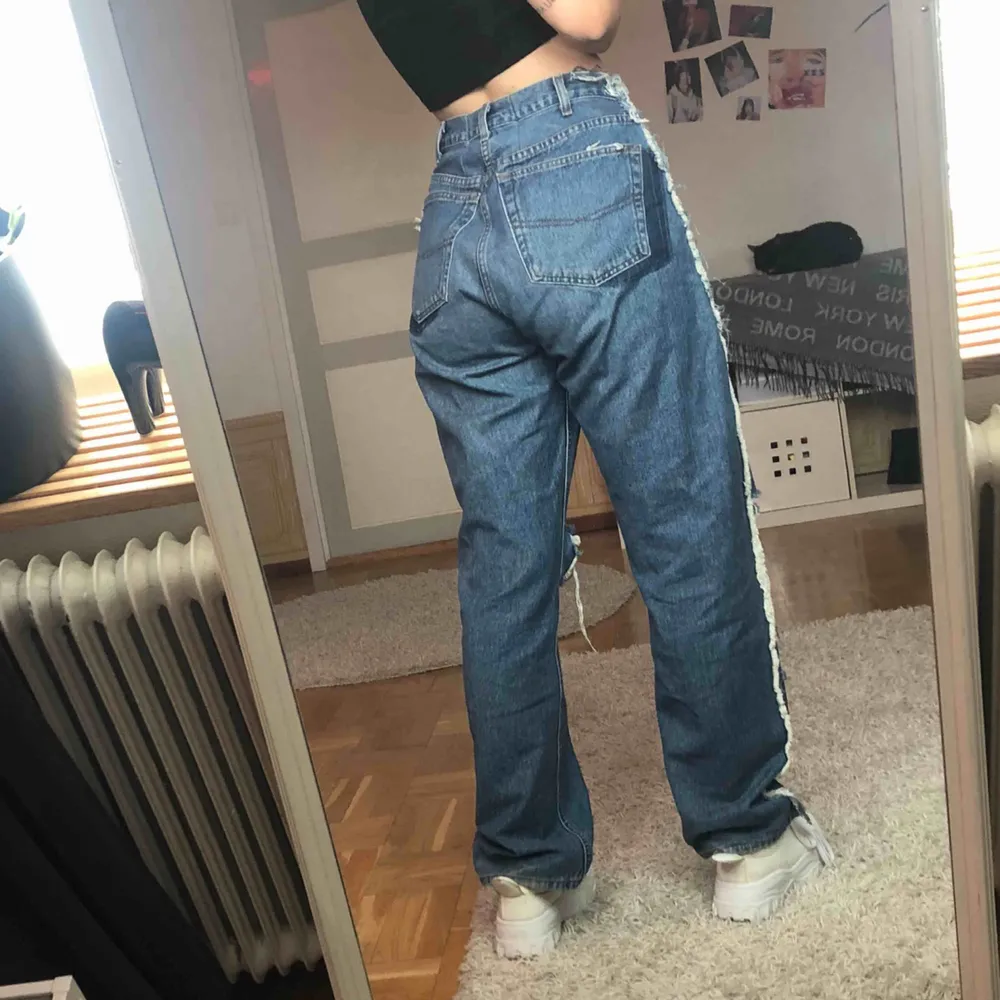 mina ballaste jeans!! köpta second hand & omgjorda av yours truly ✌🏻, skulle säga att de sitter som en stor M, frakt tillkommer! är 175 cm!. Jeans & Byxor.