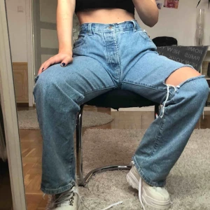  - mina älskade ljusa jeans! helt perfekta till våren, insydda i midjan så att de passar, skulle säga att de är en M. jag är 175 och de sitter perfekt! frakt tillkommer 🌸