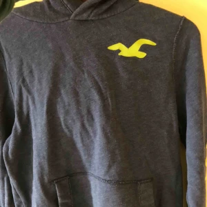  - Hollister hoodie som är i storlek S. Inga fläckar eller hål. Köparen får stå för frakten :) 