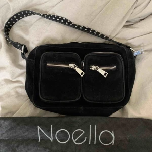 - Vill bli av med min oanvända Noella-väska med tillhörande dustbag! Nypris är 649:- och detta är den mindre modellen. I priset ingår frakt!! 