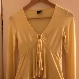  - Drömmig baby gul topp från Gina tricot 💛