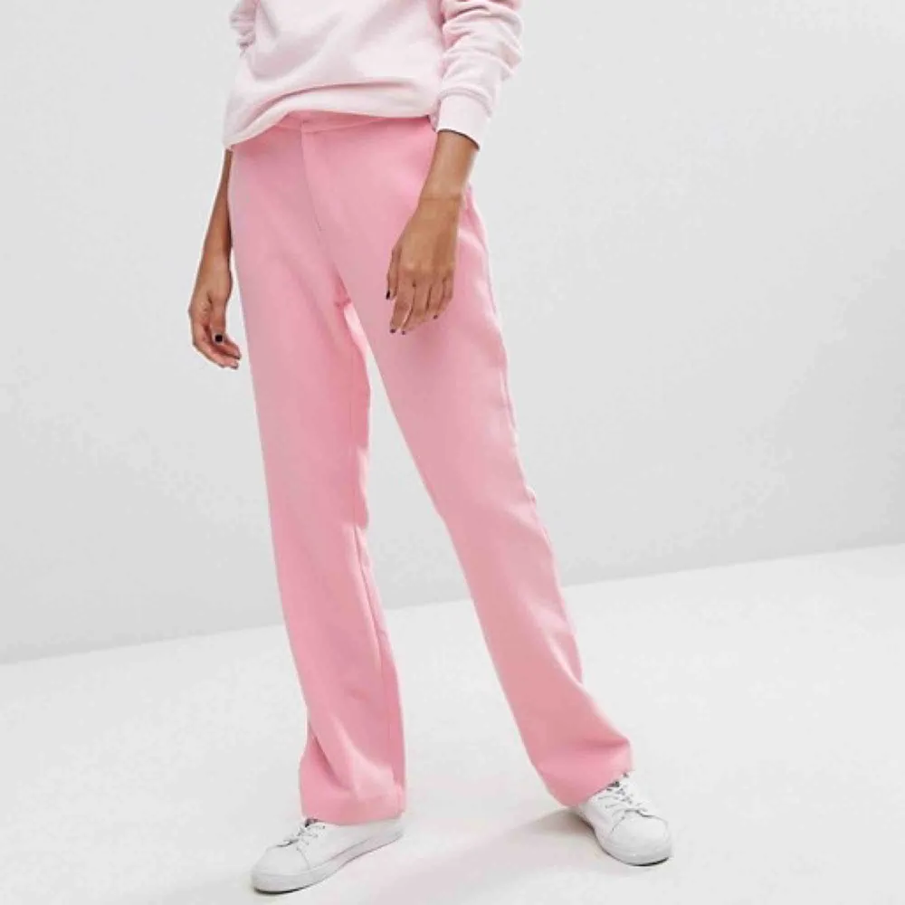 Utsvängda rosa kostymbyxor från 2nd day. Livar definitivt upp en outfit samtidigt som de har en snygg siluett! Lite stretchiga, så sitter snyggt vare sig man vill ha de tajta eller lösa. (Inte lika lila som de ser ut på andra bilden).. Jeans & Byxor.