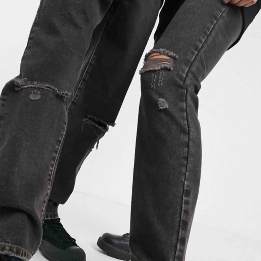 (Bilder tagna från asos hemsida)  Men sååå snygga jeans!! Endast använda en gång pga för små☺️ Det är en tjejmodell i stl W26L32 (COLLUSION x000) Orignalpris: 310 kr Köpare står för frakt!. Jeans & Byxor.