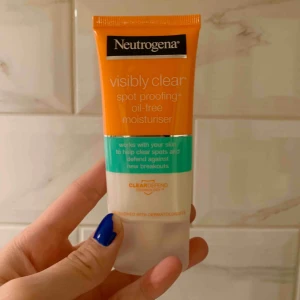  - face cream från neutrogena i deras spot proofing edition, hjälper mycket mot finnar och acne besvär!! mycket återfuktande också!! använd endast 2 gånger, frakt tillkommer! 