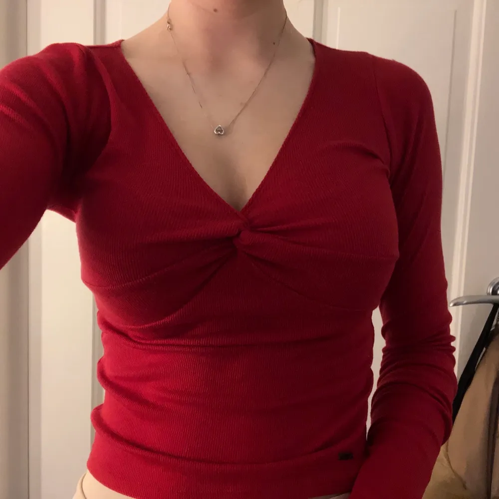 En snygg röd tröja från Hollister! Storleken är xs. Sitter bra på mig som vanligtvis är en storlek xs, passar även s. Betalas via swish och priset är inklusive frakt!😊. Tröjor & Koftor.