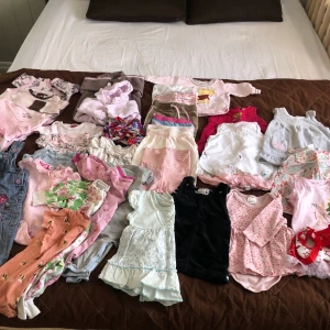 Tjejkläder storlek 50-56-62 - 33plagg tjejkläder. 