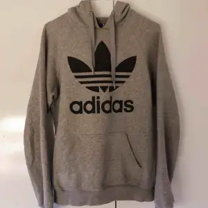 Fin grå hoodie från adidas i fint skick! Köparen betalar frakten🌟