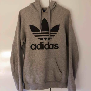  - Fin grå hoodie från adidas i fint skick! Köparen betalar frakten🌟
