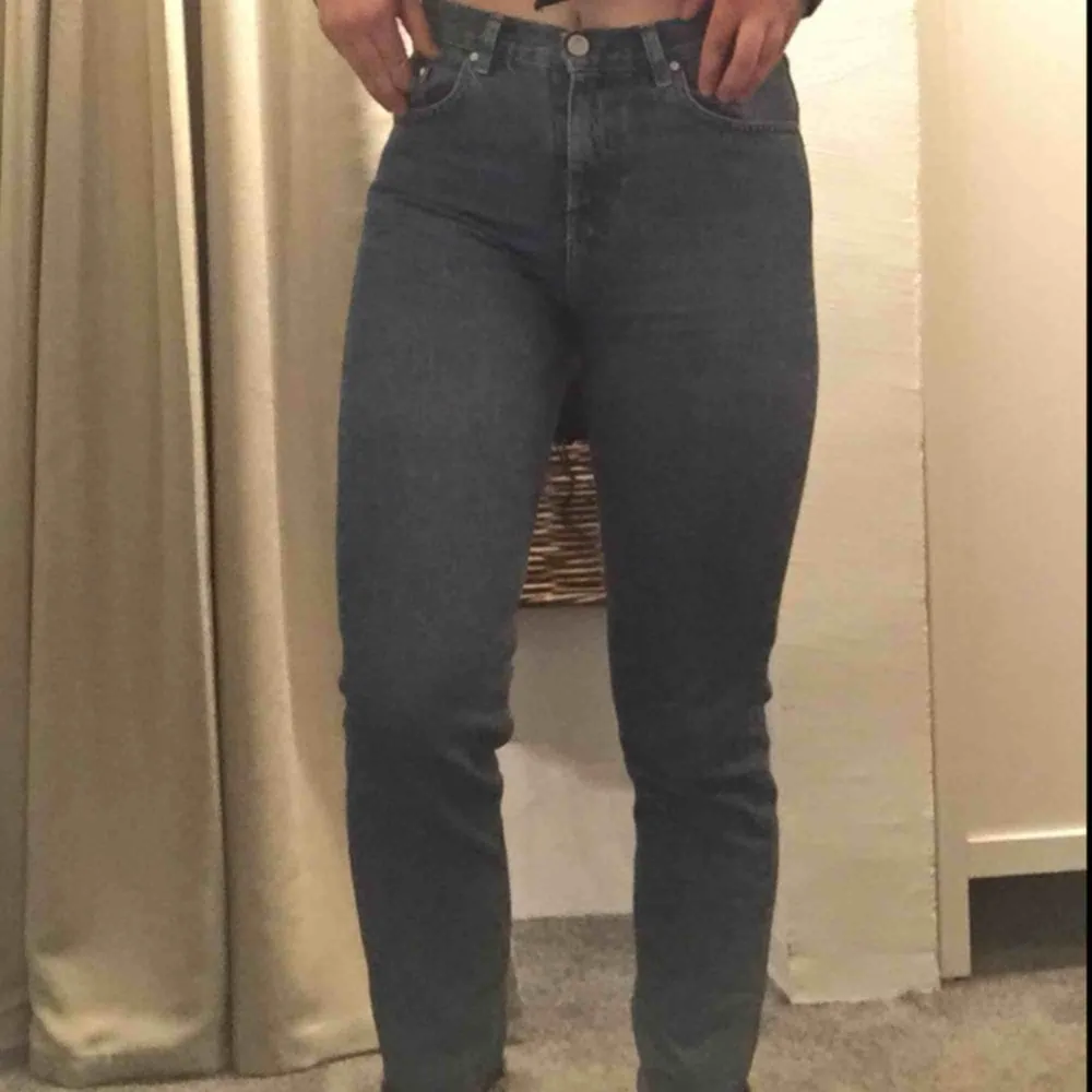 Så fina highwaisted mom-jeans från BikBok! Väldigt sparsamt använda då dom tyvärr är får små för mig. Skriv för frågor eller bättre bilder :) . Jeans & Byxor.