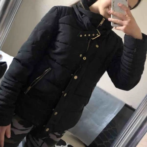  - - Dunjacka från Ellos - Stl. 38, passar även 36 - Dma eller kommentera för tydligare bilder! - Pris: 200kr + frakt🛍