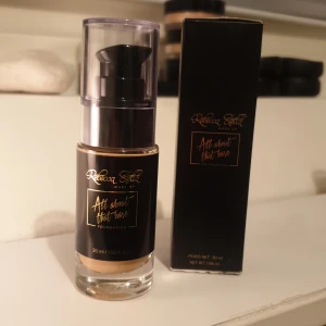 All about that base  - En foundation från märket "Rebecca Stella". Passar en med medium hudton som går åt det neutrala/rosa hållet. Endast testad!