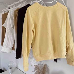 Superfin gul tröja/sweatshirt! Nyskick! Bara använd fåtal gånger!