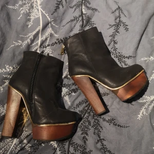 Klackskor  - Super fina skor, som bara samlar damm, använda fåtal gånger! 