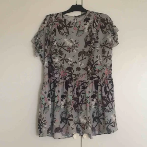  - Från GinaTricot. Frakt 59kr.