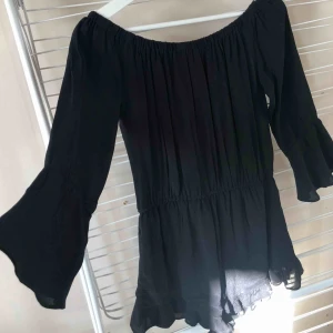  - Helt oanvänd svart playsuit/byxdress från BIKBOK. Storlek small. 