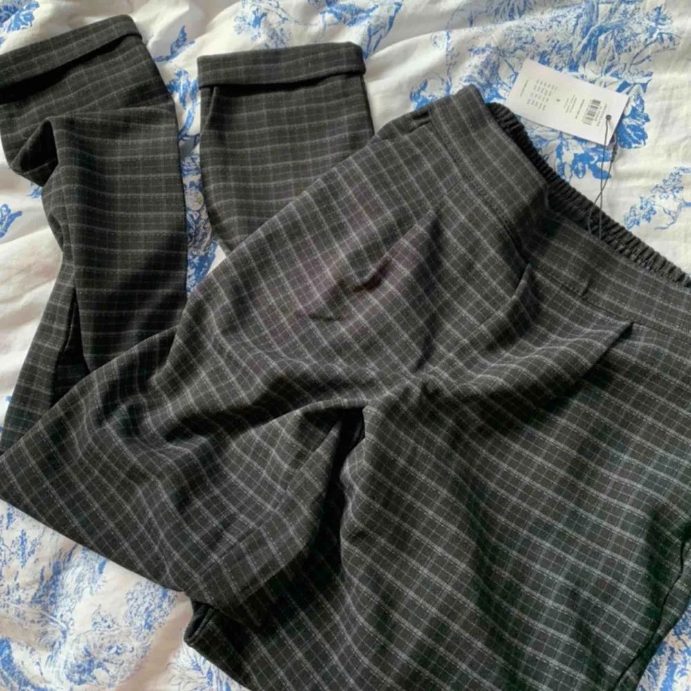 Supersköna kostymbyxor från Jacqueline de Yong! Aldrig använda. Väldigt stretchiga, passar lätt XS-M. Svarta med rutigt mönster. Fri frakt!. Jeans & Byxor.