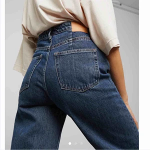  - Skitsnygga marinblå ACE jeans från Weekday. Köpta här på Plick men var tyvärr för tighta över lår och rumpa på mig. Frakt tillkommer! 