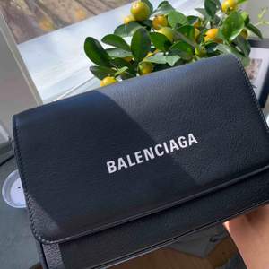 Everyday shoulder bag  Balenciaga Köpt på nordiska kompaniet (NK) sommaren 2019.  Nypris 9.950 kr Väldigt bra skick! Pris kan diskuteras 
