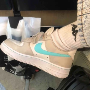  - Säljer mina finaste air force 1 desert sand för har tröttnat på färgen😭😭jätte bra skick på dom, köpta i Oktober men inte överdrivet använda, storleken är 37 men passar både 37-38 <3 fraktpris: 63-100kr??