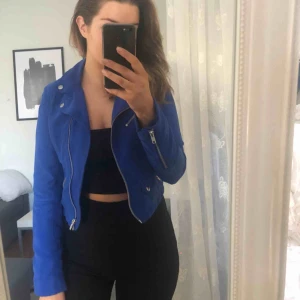  - En skitsnygg blå jacka i suede-material från HM. Bra skick. Köparen står för frakten😁