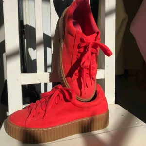  - Så snygga korallfärgade/röda skor från Nelly i riktigt bra skick🧡 frakt tillkommer för köparen🥰