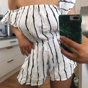  - Söt jumpsuit ifårn HM storlek 34, fint skick. Frakt 40kr ☺️