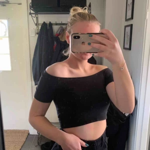  - Snygg croppad top. Den ska egentligen sitta som den gör på sista bilden, alltså som en vanlig t-shirt. Men går lika bra att ha som en off shoulder tröja! Lika snyggt båda två. Liten frakt tillkommer