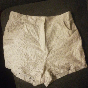 Högmidjade shorts monki - Frakt tillkommer 