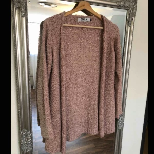  - Lång stickad puderrosa klänning